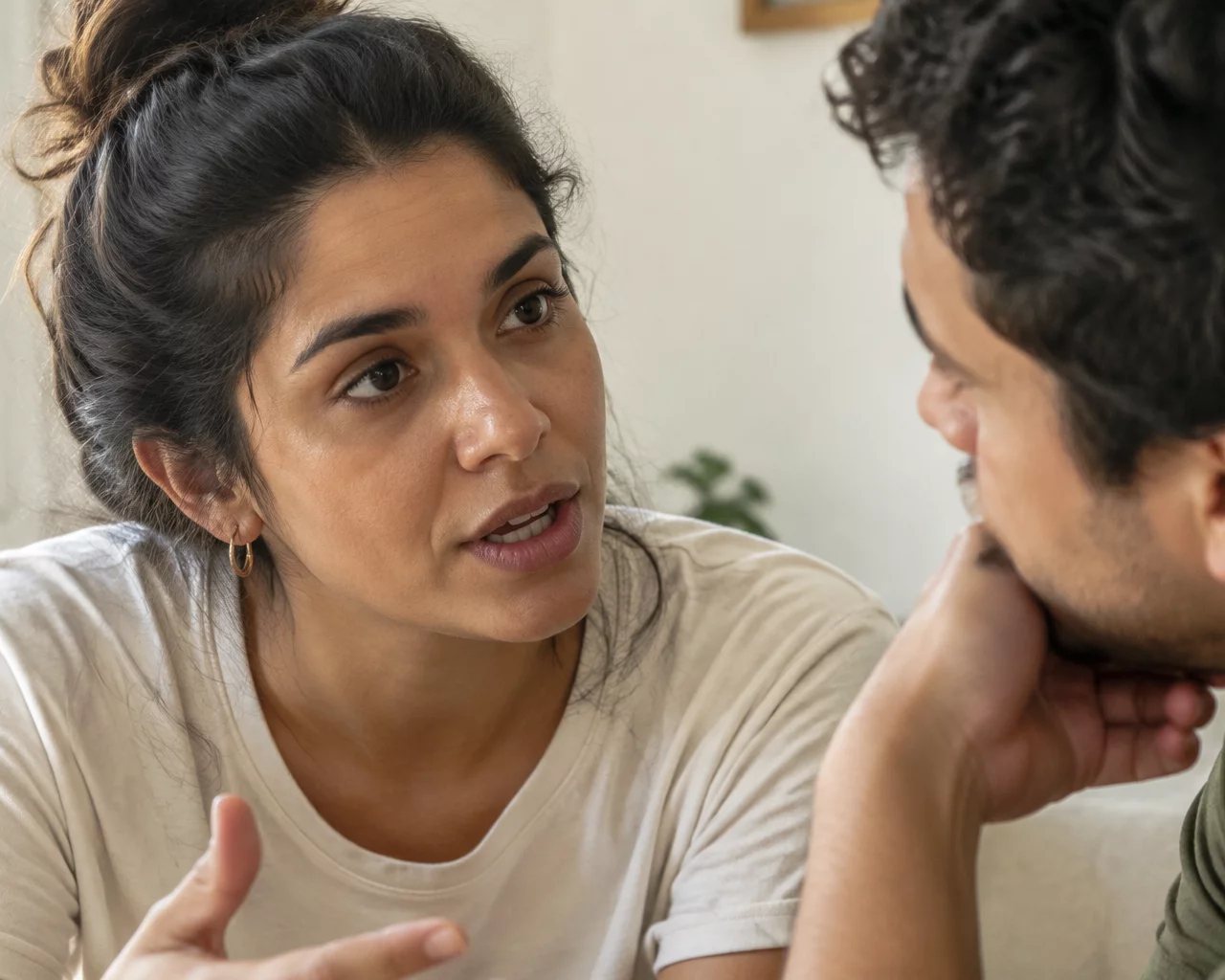 Pessoa em pé diante da turma sustentando um argumento com as anotações na mão